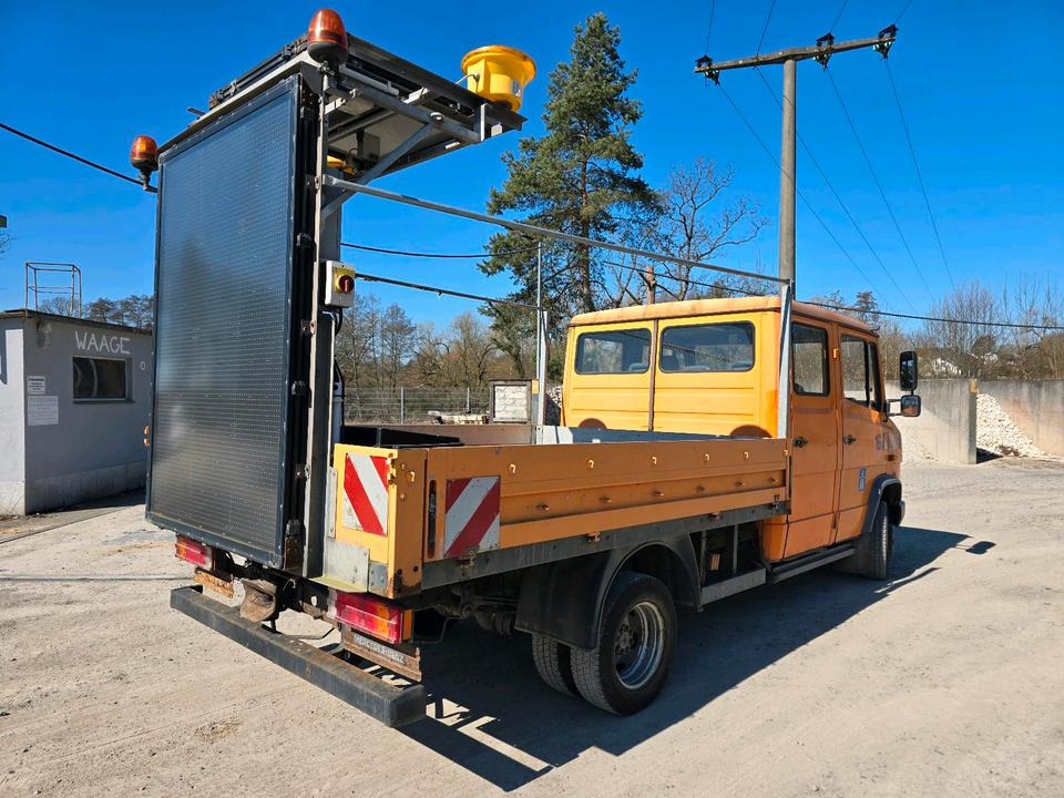 Mercedes-Benz Vario 614D Pritsche Doka 2002 Nissen VLT Verkehrsleittafel Absperrtafel LKW  Vorwarntafel - Camión caja abierta: foto 3 Mercedes-Benz Vario 614D Pritsche Doka 2002 Nissen VLT Verkehrsleittafel Absperrtafel LKW  Vorwarntafel - Camión caja abierta: foto 3