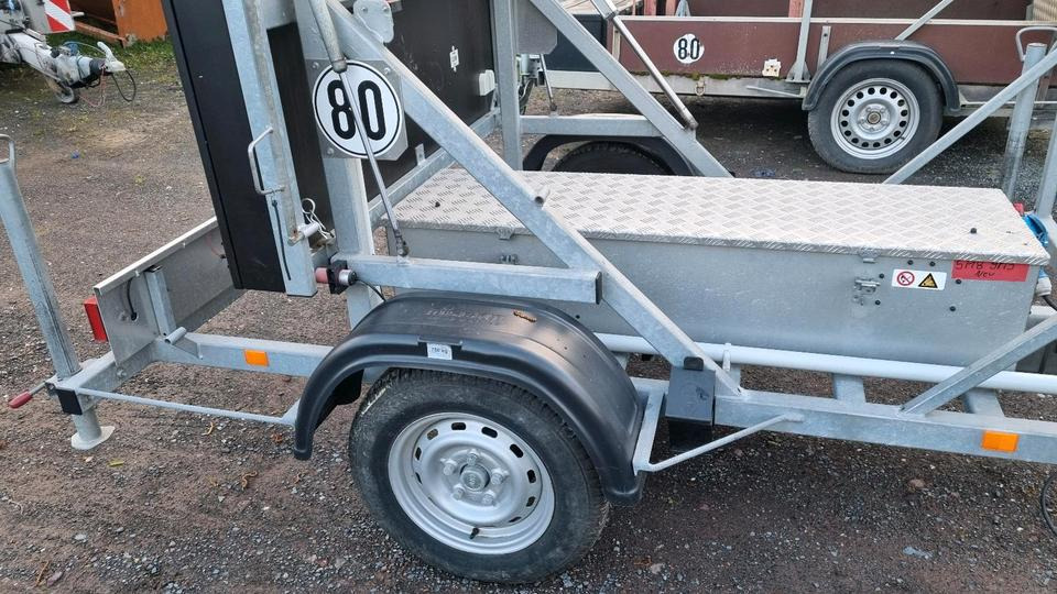 Remolque Neuwertige Nissen LED VLT Verkehrsleittafel Verkehrsleitanhänger Verkehrssicherungsanhänger Leitanhänger Leittafel Absperrtafel FAT Verkehrssicherung GPS: foto 12 Remolque Neuwertige Nissen LED VLT Verkehrsleittafel Verkehrsleitanhänger Verkehrssicherungsanhänger Leitanhänger Leittafel Absperrtafel FAT Verkehrssicherung GPS: foto 12