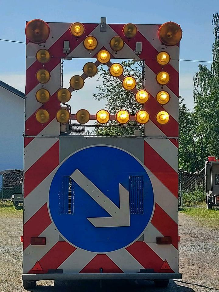 Trebbiner Absperrtafel AMD Verkehrsleittafel Vz616 - Remolque: foto 5 Trebbiner Absperrtafel AMD Verkehrsleittafel Vz616 - Remolque: foto 5