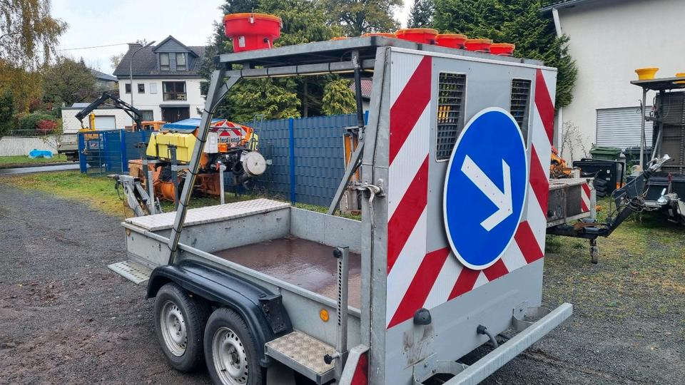 Trebbiner FAZ LRF FAT Absperrtafel Fahrbare Sperrwand Verkehrsleittafel Verkehrsleitanhänger Verkehrssicherungsanhänger - Remolque: foto 4 Trebbiner FAZ LRF FAT Absperrtafel Fahrbare Sperrwand Verkehrsleittafel Verkehrsleitanhänger Verkehrssicherungsanhänger - Remolque: foto 4