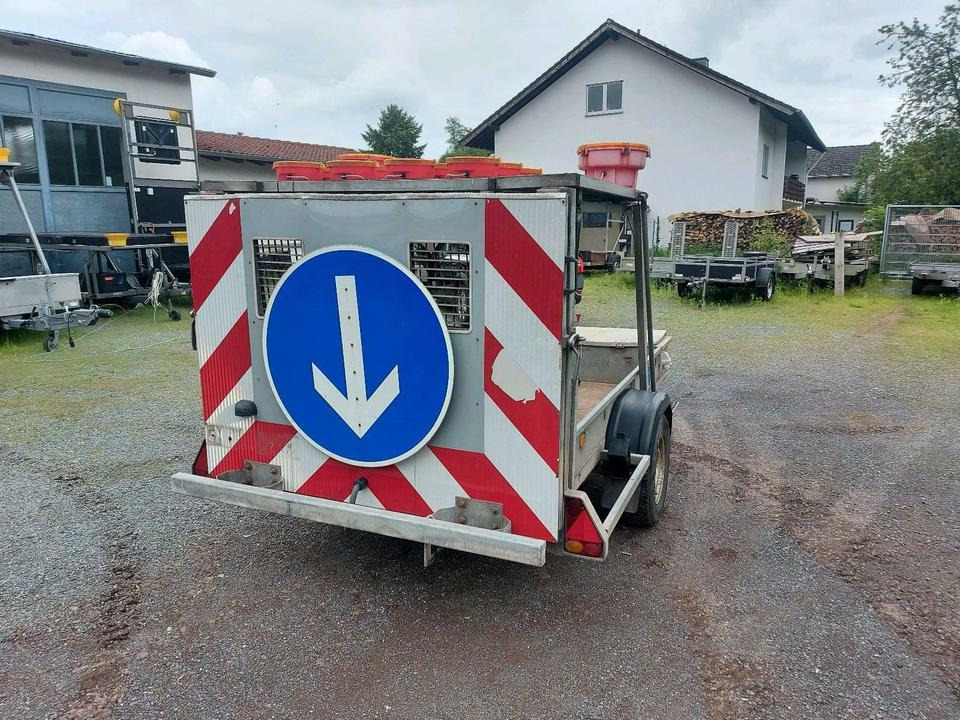 Trebbiner LED Absperrtafel Sperrwand Verkehrsleittafel Nissen - Remolque: foto 1 Trebbiner LED Absperrtafel Sperrwand Verkehrsleittafel Nissen - Remolque: foto 1