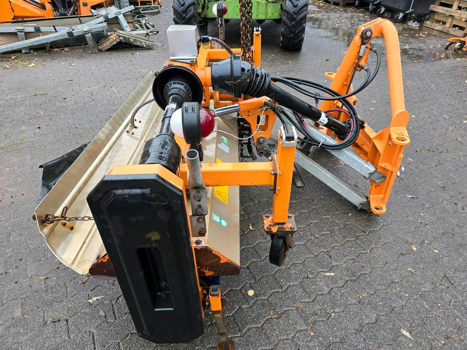 Schmidt VKS 24 Kehrmaschine Straßenkehrmaschine Kehrbesen für Unimog 405 424 U 300 400 500 318 423 427 429 430 530 535 527 - Barredora cucharón: foto 2 Schmidt VKS 24 Kehrmaschine Straßenkehrmaschine Kehrbesen für Unimog 405 424 U 300 400 500 318 423 427 429 430 530 535 527 - Barredora cucharón: foto 2