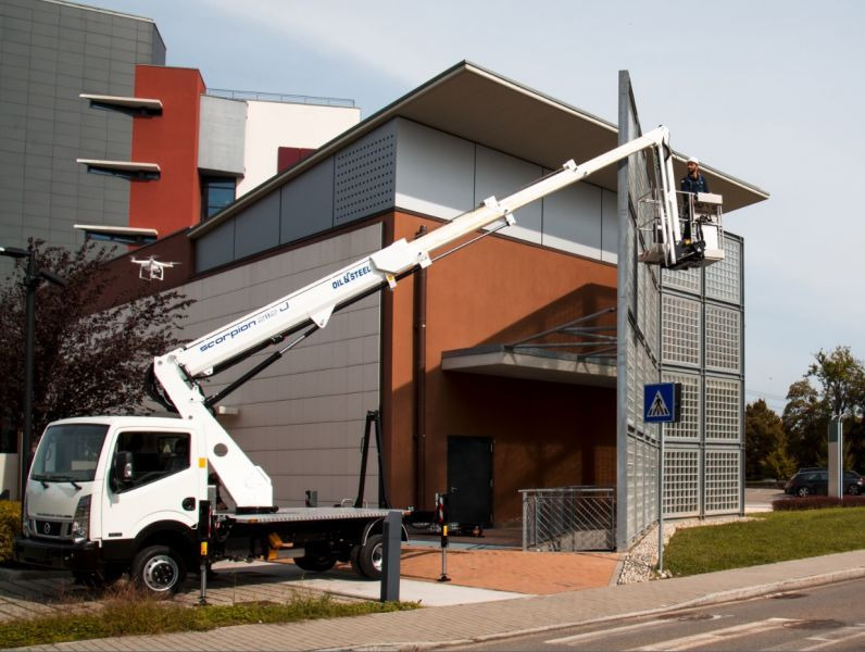 Oil&Steel Scorpion 2112J zamontowany na Nissan Cabstar - Camión con plataforma elevadora: foto 2 Oil&Steel Scorpion 2112J zamontowany na Nissan Cabstar - Camión con plataforma elevadora: foto 2