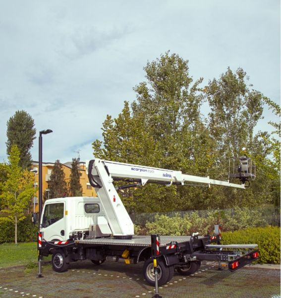 Oil&Steel Scorpion 2313 zamontowany na Nissan Cabstar - Camión con plataforma elevadora: foto 1 Oil&Steel Scorpion 2313 zamontowany na Nissan Cabstar - Camión con plataforma elevadora: foto 1