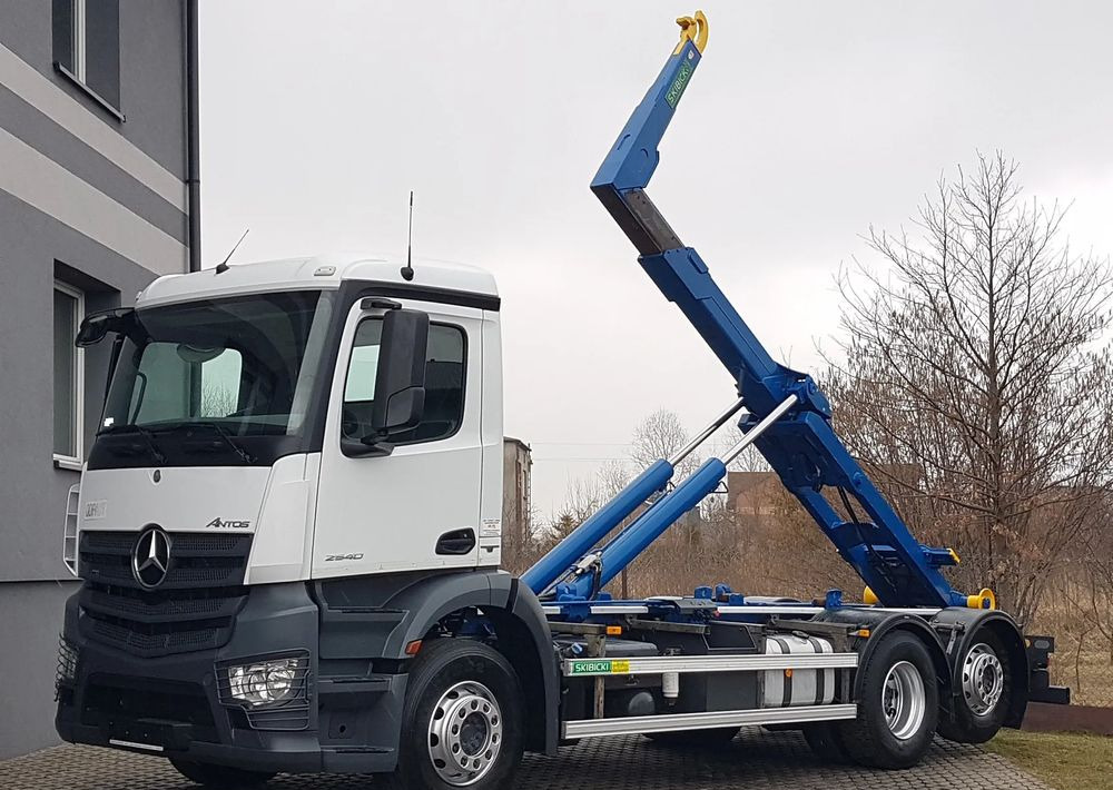 Mercedes-Benz ANTOS ACTROS HAKOWIEC 3 OSIE 6x2 KLIMA HAKOWIEC DO KONTENERÓW - Camión multibasculante: foto 2 Mercedes-Benz ANTOS ACTROS HAKOWIEC 3 OSIE 6x2 KLIMA HAKOWIEC DO KONTENERÓW - Camión multibasculante: foto 2