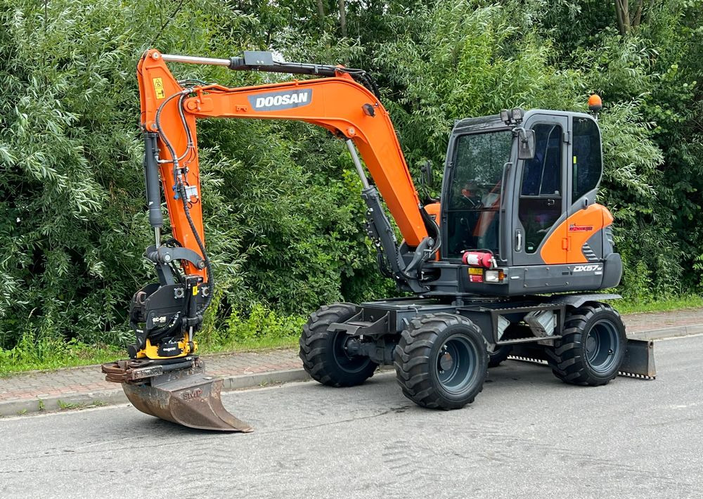 Doosan DOOSAN DX57W *ROTOTILT* 2200 Motogodzin JAK NOWA KOPARKA KOŁOWA STAN PERFEKCYJNY SPROWADZONA - Excavadora de ruedas: foto 1 Doosan DOOSAN DX57W *ROTOTILT* 2200 Motogodzin JAK NOWA KOPARKA KOŁOWA STAN PERFEKCYJNY SPROWADZONA - Excavadora de ruedas: foto 1