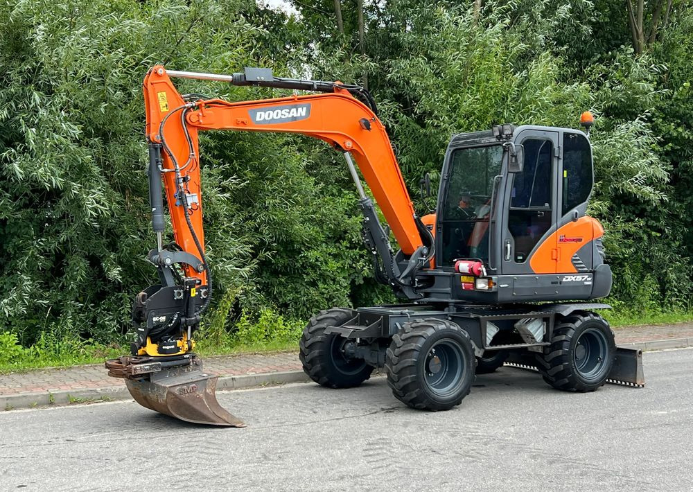 Doosan DOOSAN DX57W *ROTOTILT* 2200 Motogodzin * Jak Nowa * Sprowadzona * Stan Perfekcyjny - Excavadora de ruedas: foto 1 Doosan DOOSAN DX57W *ROTOTILT* 2200 Motogodzin * Jak Nowa * Sprowadzona * Stan Perfekcyjny - Excavadora de ruedas: foto 1