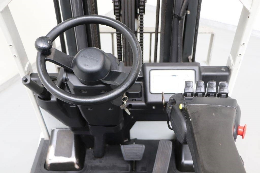 Carretilla elevadora eléctrica UniCarriers A1N1L15Q DRIVE-IN CAB: foto 8