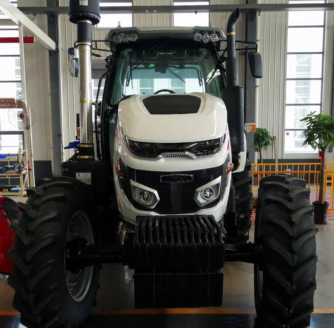 NEW MAXUS 200 HP Tractor 4x4 Warranty up to 10 Years НОВИЙ MAXUS 200 К.с. Трактор 4x4 Гарантія до 10 Років NOWY MAXUS 200 KM Ciągnik 4x4 Gwarancja do 10 LAT - Tractor: foto 3 NEW MAXUS 200 HP Tractor 4x4 Warranty up to 10 Years НОВИЙ MAXUS 200 К.с. Трактор 4x4 Гарантія до 10 Років NOWY MAXUS 200 KM Ciągnik 4x4 Gwarancja do 10 LAT - Tractor: foto 3