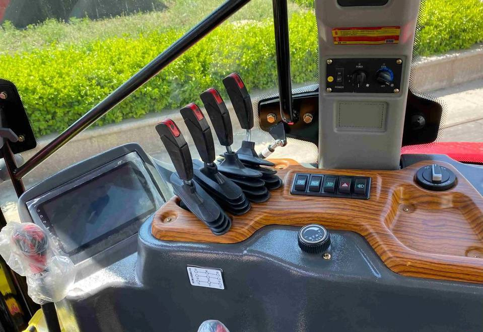 NEW Tractor 180 HP 4x4 MAXUS Warranty up to 10 Years НОВИЙ Трактор 180 К.с. 4x4 MAXUS Гарантія до 10 Років NOWY Ciągnik 180 KM 4x4 MAXUS Gwarancja do 10 LAT - Tractor: foto 3 NEW Tractor 180 HP 4x4 MAXUS Warranty up to 10 Years НОВИЙ Трактор 180 К.с. 4x4 MAXUS Гарантія до 10 Років NOWY Ciągnik 180 KM 4x4 MAXUS Gwarancja do 10 LAT - Tractor: foto 3