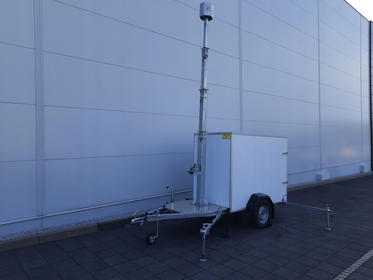 PRZYCZEPA Z MASZTEM TELESKOPOWYM DO MONITORINGU / TRAILER WITH TELESCOPIC MAST FOR MONITORING - Remolque caja cerrada: foto 2 PRZYCZEPA Z MASZTEM TELESKOPOWYM DO MONITORINGU / TRAILER WITH TELESCOPIC MAST FOR MONITORING - Remolque caja cerrada: foto 2