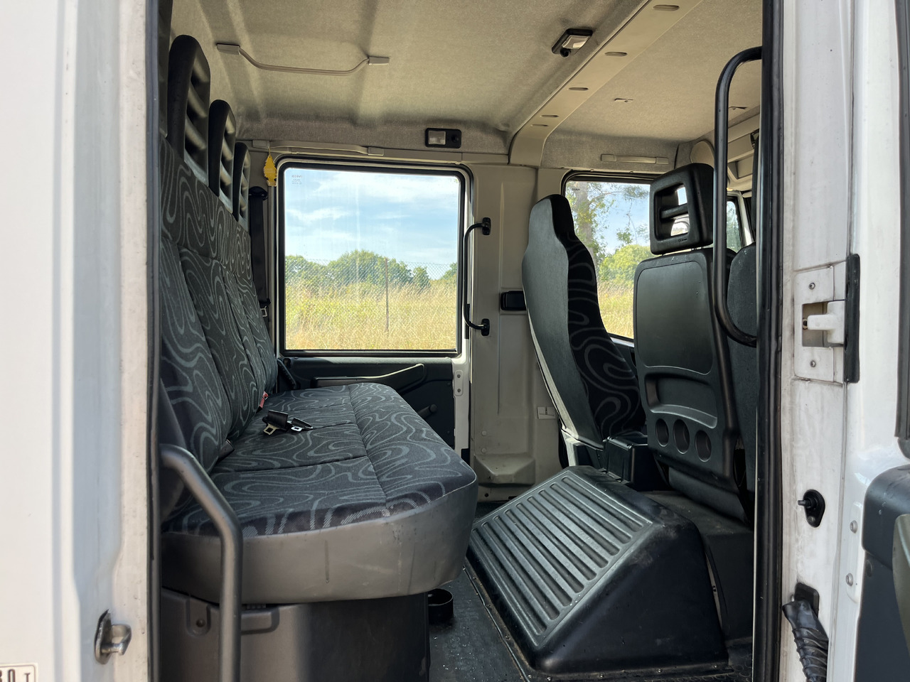 Iveco Eurocargo 100E22 caisse double cabine 7 places - Camión caja cerrada: foto 5 Iveco Eurocargo 100E22 caisse double cabine 7 places - Camión caja cerrada: foto 5