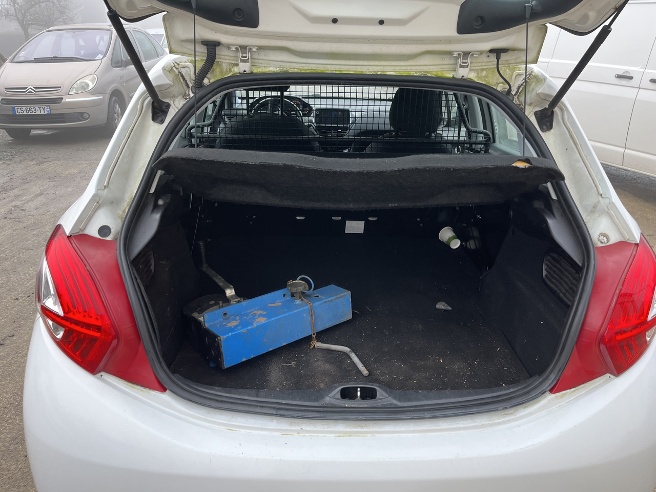 Peugeot 208 1L6 hdi 100cv 2 places motricité renforcée FAM - Furgoneta pequeña: foto 5 Peugeot 208 1L6 hdi 100cv 2 places motricité renforcée FAM - Furgoneta pequeña: foto 5
