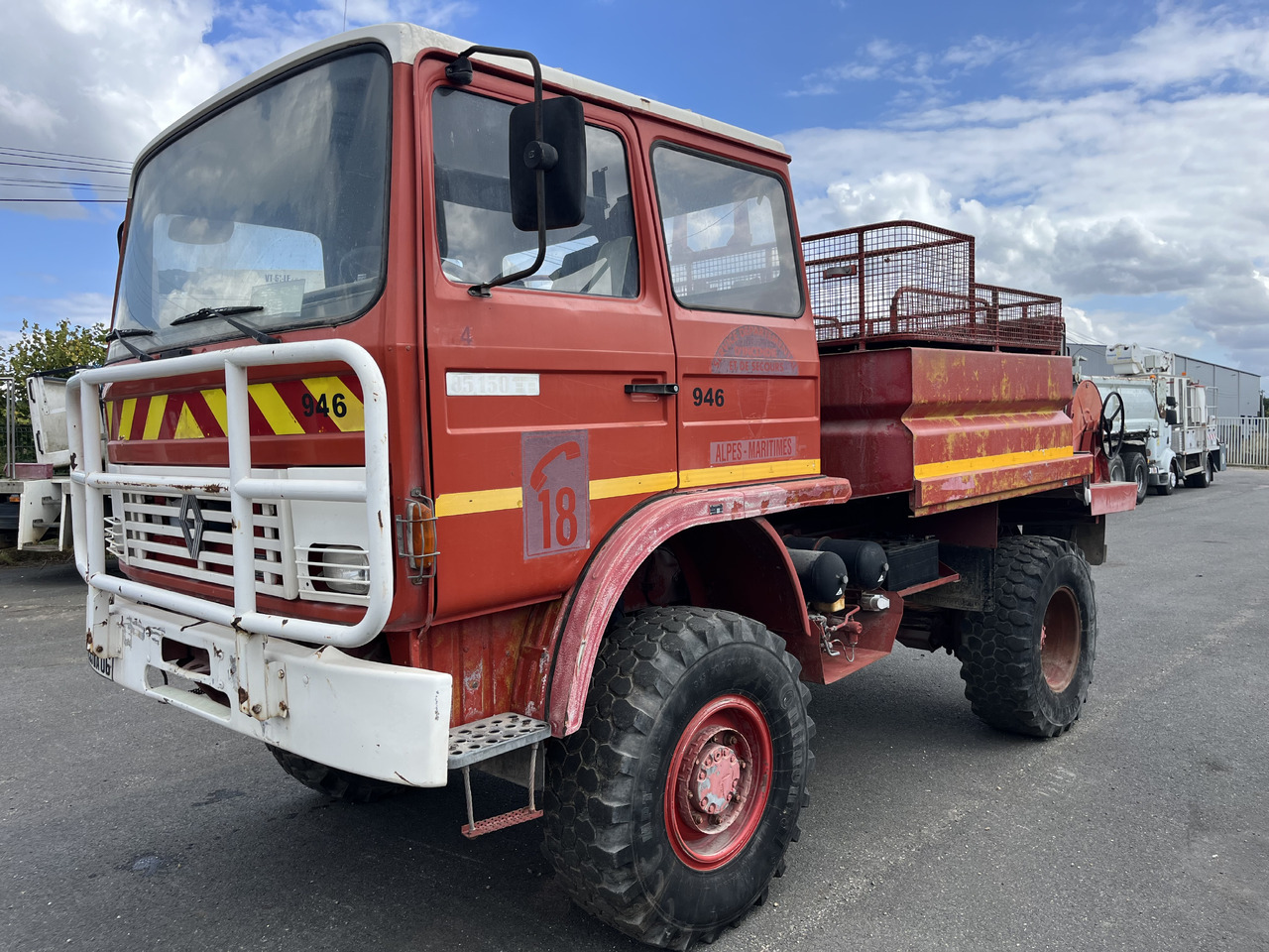 RENAULT 85-150 4x4 ccf citerne - Camión de bomberos: foto 1 RENAULT 85-150 4x4 ccf citerne - Camión de bomberos: foto 1