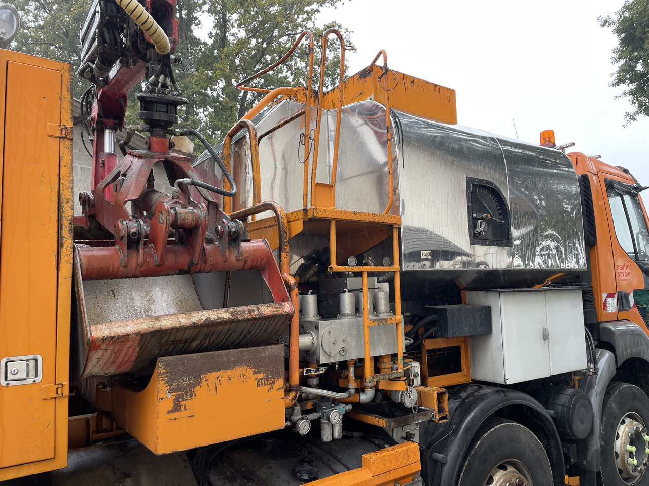 Distribuidor de asfalto Renault Kerax 8x4 pata point a temps Mauguin: foto 10