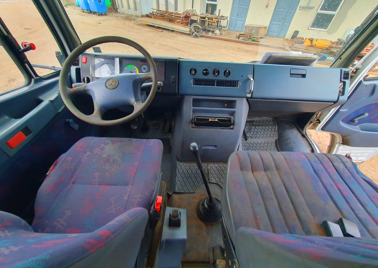 Foto del interior 1: Camión caja abierta MERCEDES-BENZ Vario 814D