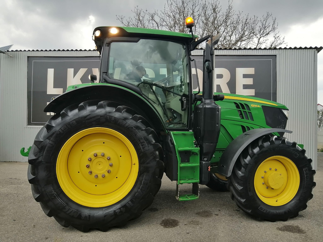 John Deere 6195R 4WD, Auto Trac + Activare !!! TOP !!! - Tractor: foto 5 John Deere 6195R 4WD, Auto Trac + Activare !!! TOP !!! - Tractor: foto 5