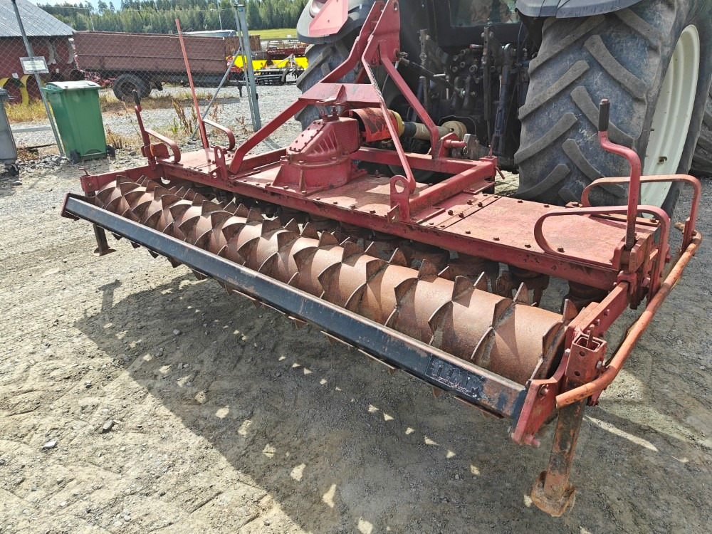 Tempo 300cm vaakatasojyrsin haineväpakkerilla, katso video! - Grada rotativa: foto 2 Tempo 300cm vaakatasojyrsin haineväpakkerilla, katso video! - Grada rotativa: foto 2