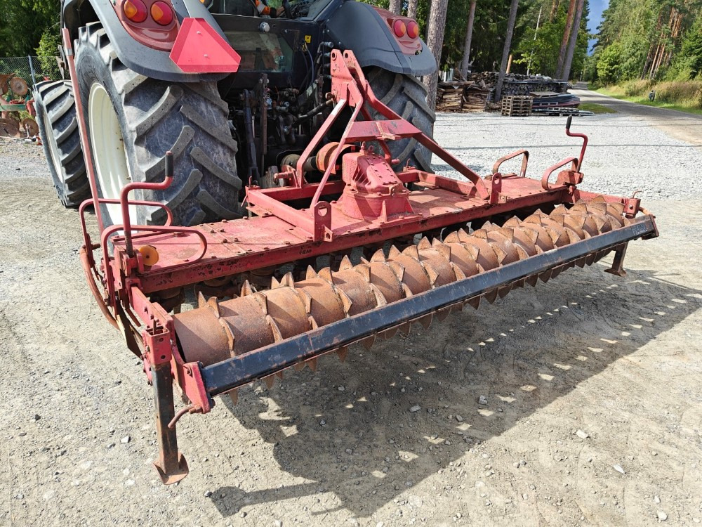 Tempo 300cm vaakatasojyrsin haineväpakkerilla, katso video! - Grada rotativa: foto 1 Tempo 300cm vaakatasojyrsin haineväpakkerilla, katso video! - Grada rotativa: foto 1