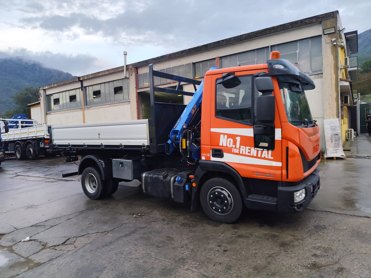 Camión grúa IVECO EUROCARGO 120-90L: foto 28