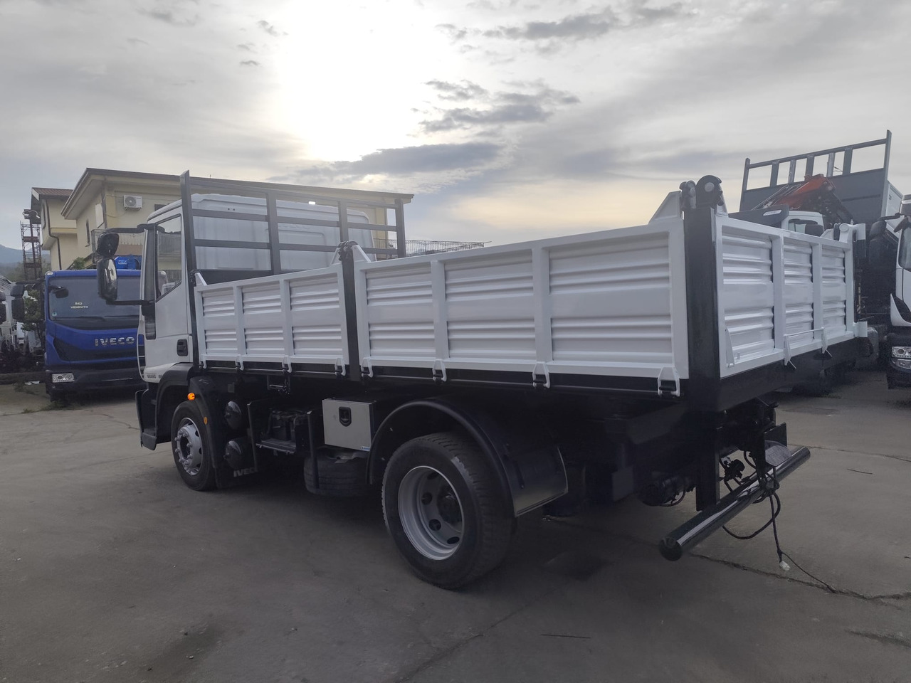 IVECO EUROCARGO 120E25 - Camión volquete: foto 3 IVECO EUROCARGO 120E25 - Camión volquete: foto 3