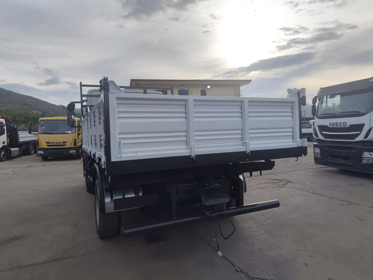 IVECO EUROCARGO 120E25 - Camión volquete: foto 4 IVECO EUROCARGO 120E25 - Camión volquete: foto 4