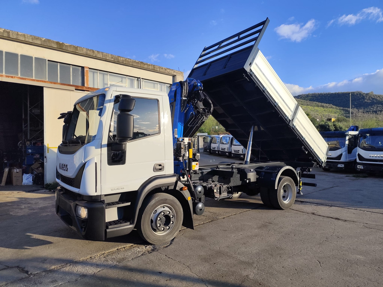 IVECO EUROCARGO 120E28P - Camión grúa: foto 1 IVECO EUROCARGO 120E28P - Camión grúa: foto 1