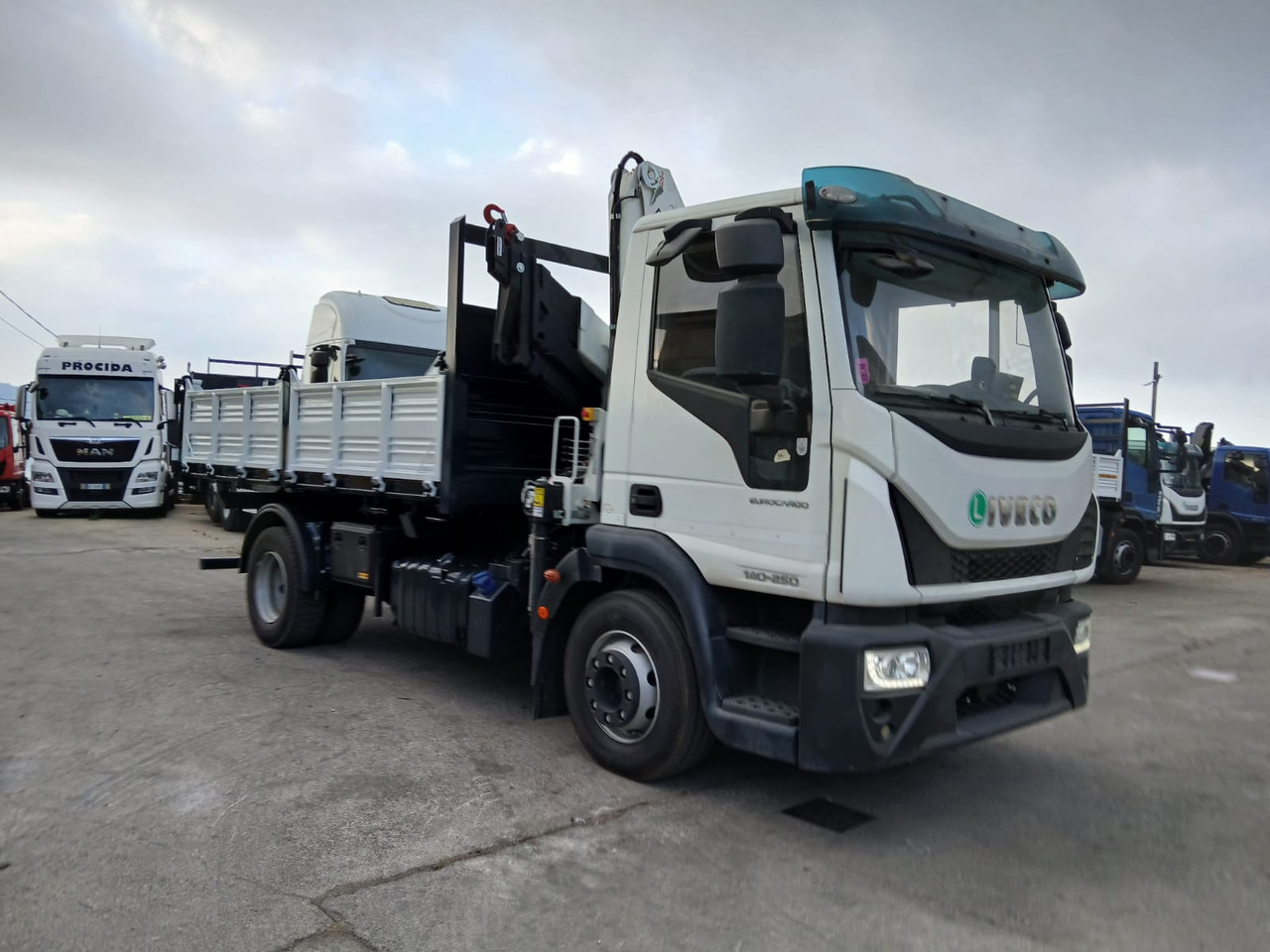 IVECO EUROCARGO 140-250 - Camión grúa: foto 4 IVECO EUROCARGO 140-250 - Camión grúa: foto 4