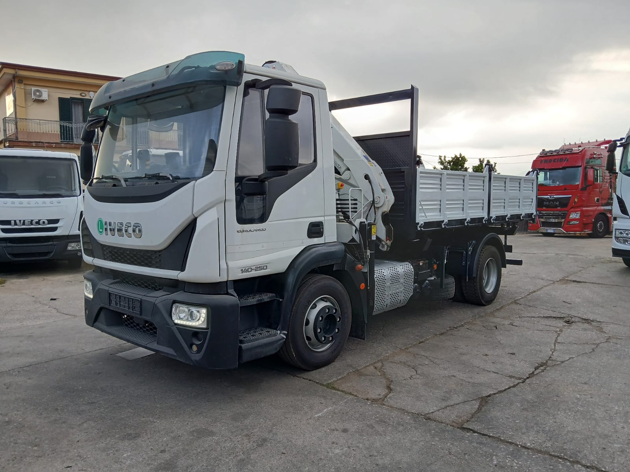 IVECO EUROCARGO 140-250 - Camión grúa: foto 1 IVECO EUROCARGO 140-250 - Camión grúa: foto 1