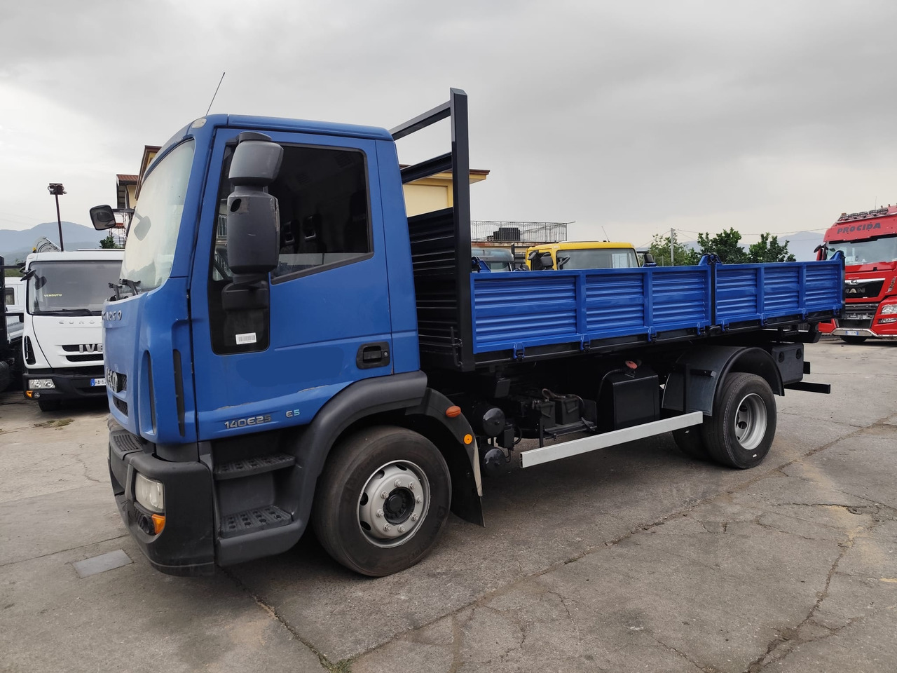 IVECO EUROCARGO 140E25 - Camión volquete: foto 3 IVECO EUROCARGO 140E25 - Camión volquete: foto 3