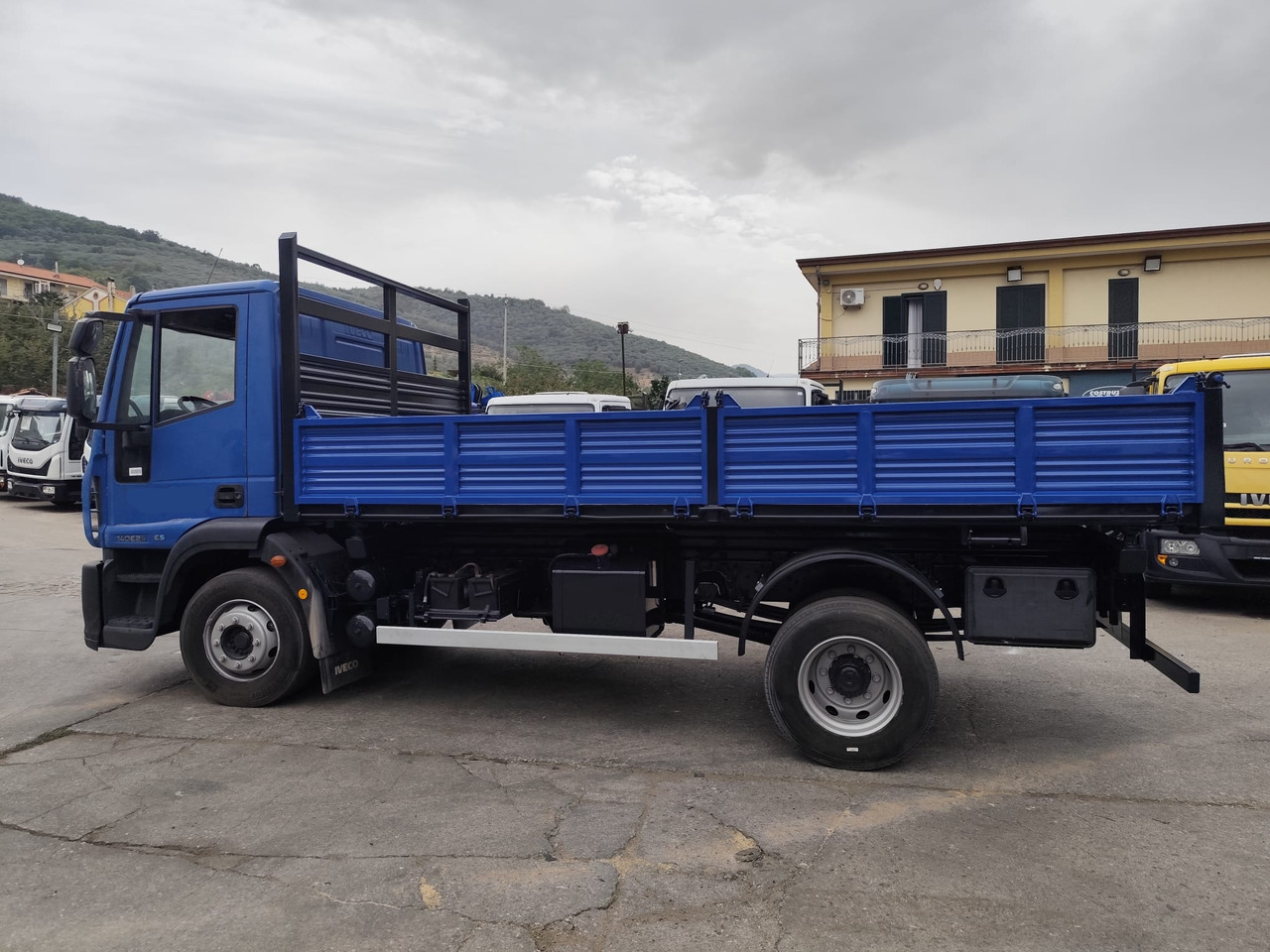 IVECO EUROCARGO 140E25 - Camión volquete: foto 4 IVECO EUROCARGO 140E25 - Camión volquete: foto 4