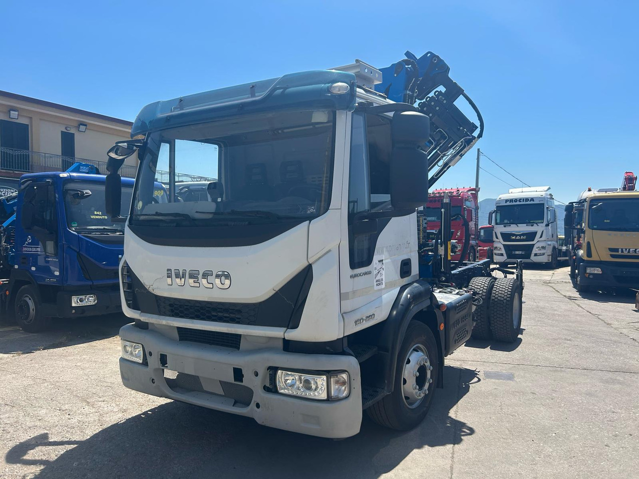 IVECO EUROCARGO 160-250 - Camión grúa: foto 1 IVECO EUROCARGO 160-250 - Camión grúa: foto 1