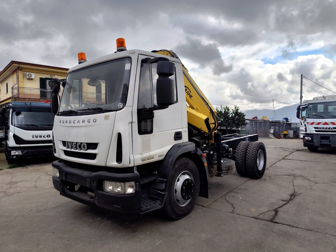 IVECO EUROCARGO 160E28 - Camión grúa: foto 1 IVECO EUROCARGO 160E28 - Camión grúa: foto 1