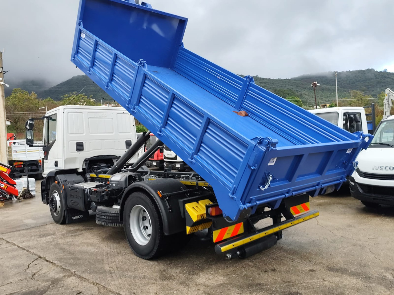 IVECO EUROCARGO 180-250 - Camión multibasculante, Camión grúa: foto 4 IVECO EUROCARGO 180-250 - Camión multibasculante, Camión grúa: foto 4