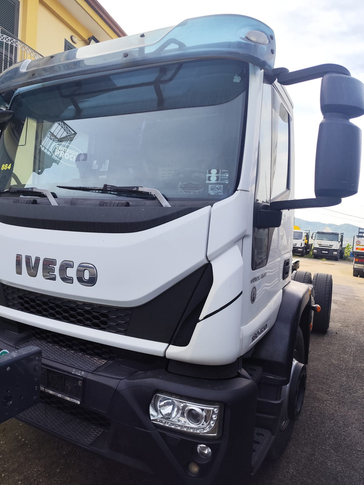 IVECO EUROCARGO 180-320 - Camión chasis: foto 2 IVECO EUROCARGO 180-320 - Camión chasis: foto 2