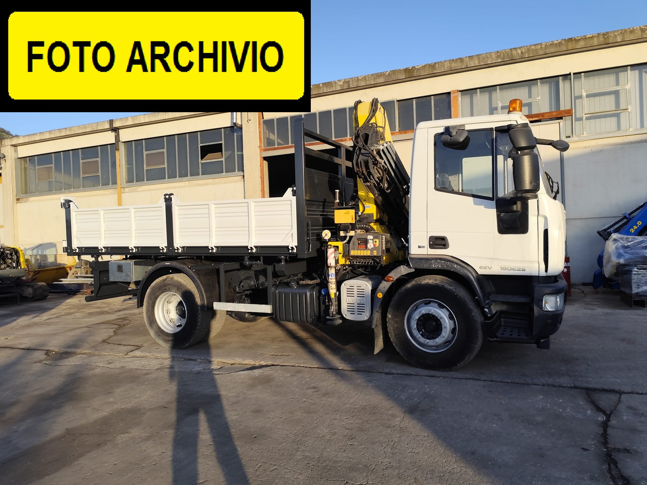 IVECO EUROCARGO 180E30 - Camión volquete, Camión grúa: foto 3 IVECO EUROCARGO 180E30 - Camión volquete, Camión grúa: foto 3