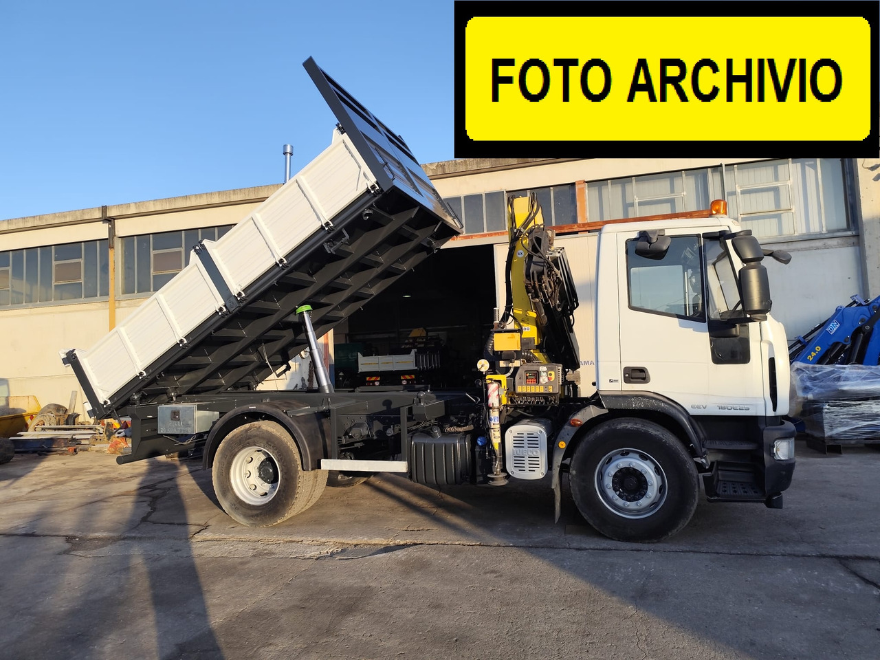 IVECO EUROCARGO 180E30 - Camión volquete, Camión grúa: foto 4 IVECO EUROCARGO 180E30 - Camión volquete, Camión grúa: foto 4