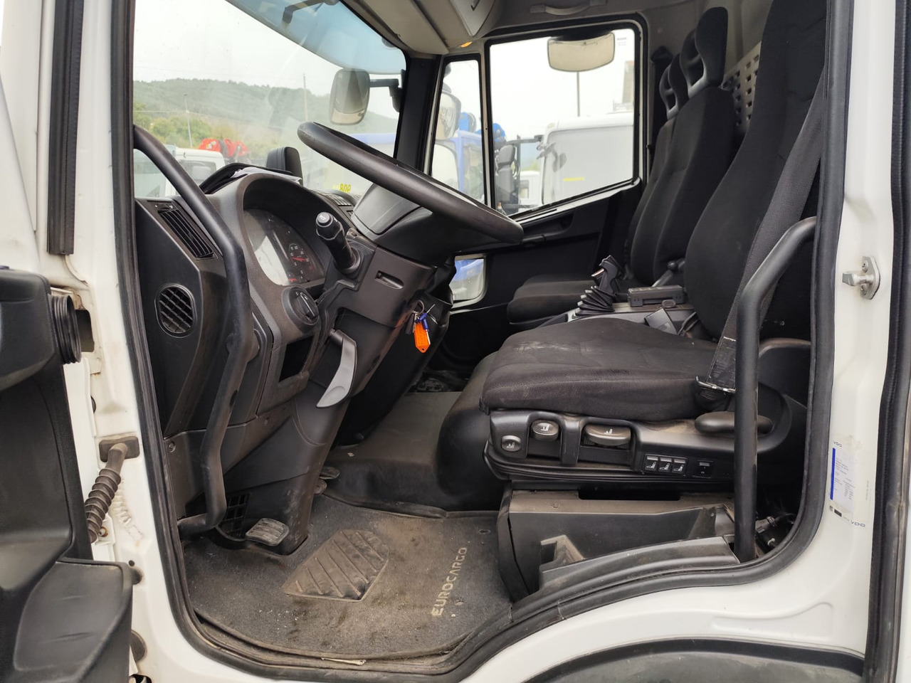 IVECO EUROCARGO 80-210 - Camión grúa: foto 3 IVECO EUROCARGO 80-210 - Camión grúa: foto 3