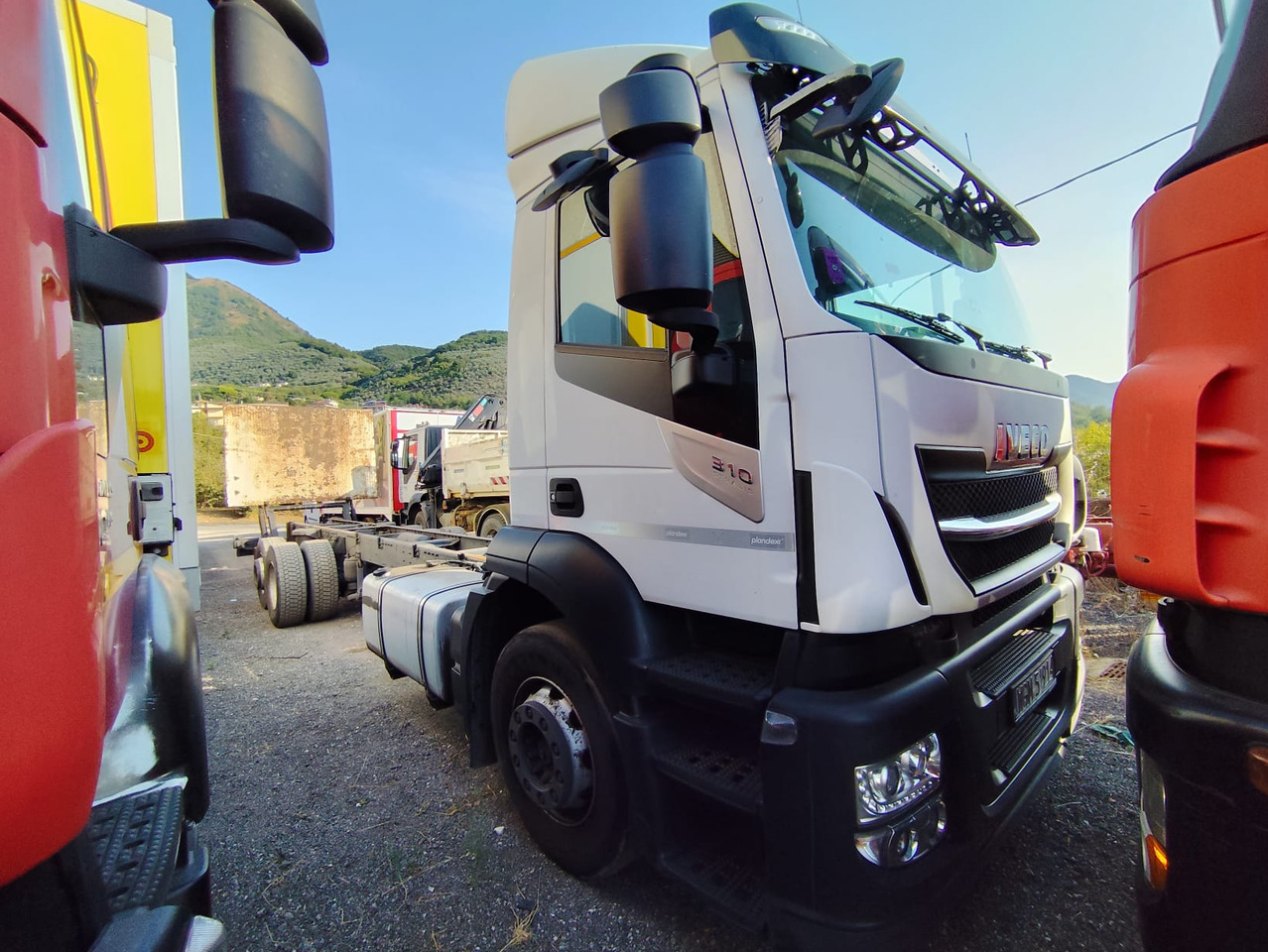 IVECO STRALIS AD 260S31 XP - Camión caja cerrada: foto 1 IVECO STRALIS AD 260S31 XP - Camión caja cerrada: foto 1