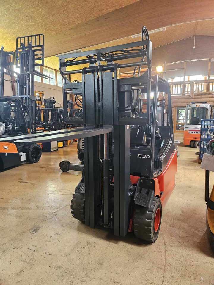 LINDE E30 - Carretilla elevadora eléctrica: foto 1 LINDE E30 - Carretilla elevadora eléctrica: foto 1