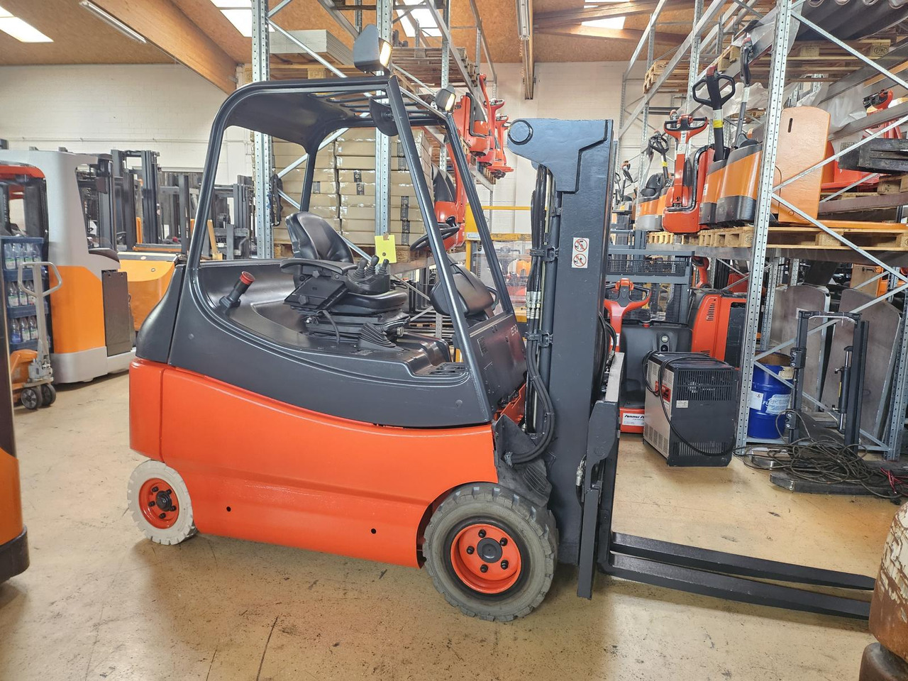 LINDE E30 - Carretilla elevadora eléctrica: foto 3 LINDE E30 - Carretilla elevadora eléctrica: foto 3