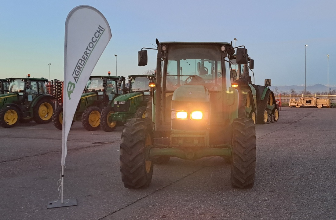 JOHN DEERE 5820 - Tractor: foto 3 JOHN DEERE 5820 - Tractor: foto 3