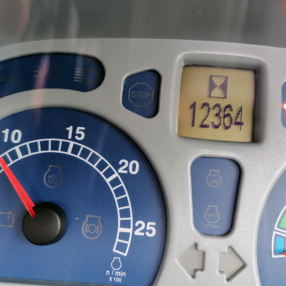 Tractor NEW HOLLAND 6090: foto 11
