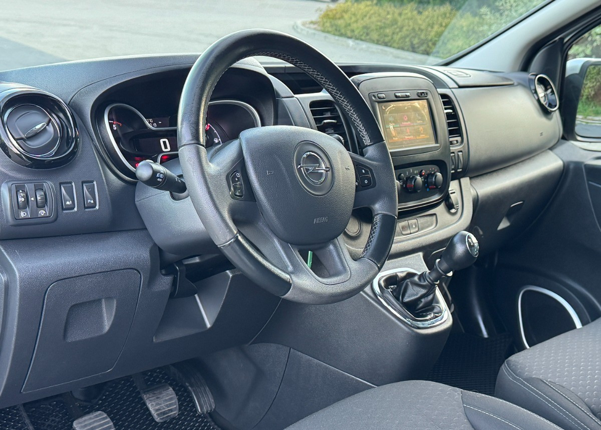 Opel Vivaro 1.6 DCI 145KM 9 osobowy Nawiewy góra dół DOINWESTOWANY Super stan - Coche familiar: foto 5 Opel Vivaro 1.6 DCI 145KM 9 osobowy Nawiewy góra dół DOINWESTOWANY Super stan - Coche familiar: foto 5