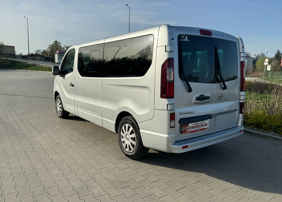 Opel Vivaro 2019 rok 9 osobowy nawiewy tylne Bezwypadkowy Niski przebieg FV23 - Minibús, Furgoneta de pasajeros: foto 5 Opel Vivaro 2019 rok 9 osobowy nawiewy tylne Bezwypadkowy Niski przebieg FV23 - Minibús, Furgoneta de pasajeros: foto 5