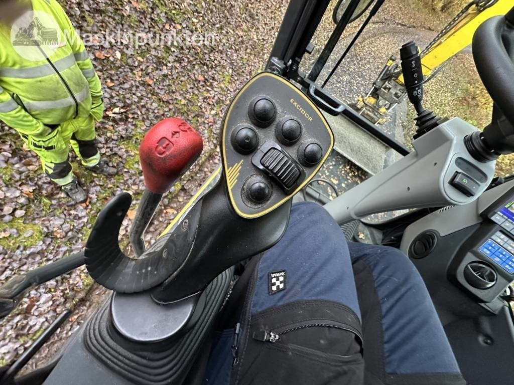 Excavadora de ruedas Komatsu PW 148-11 med vagn och redskap: foto 19