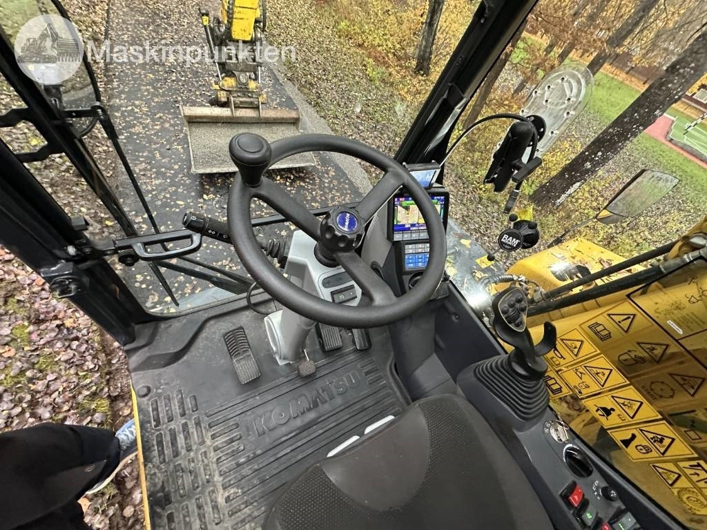 Excavadora de ruedas Komatsu PW 148-11 med vagn och redskap: foto 16