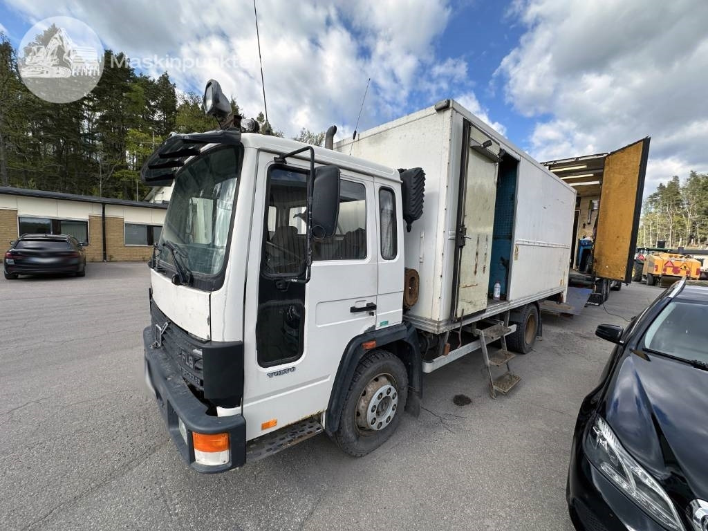 Volvo FL 610 Verkstadsinredd - Camión caja cerrada: foto 1 Volvo FL 610 Verkstadsinredd - Camión caja cerrada: foto 1