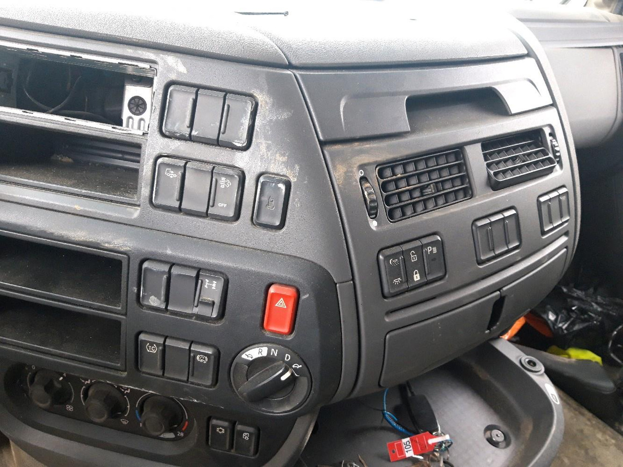 Cabeza tractora DAF XF510: foto 12