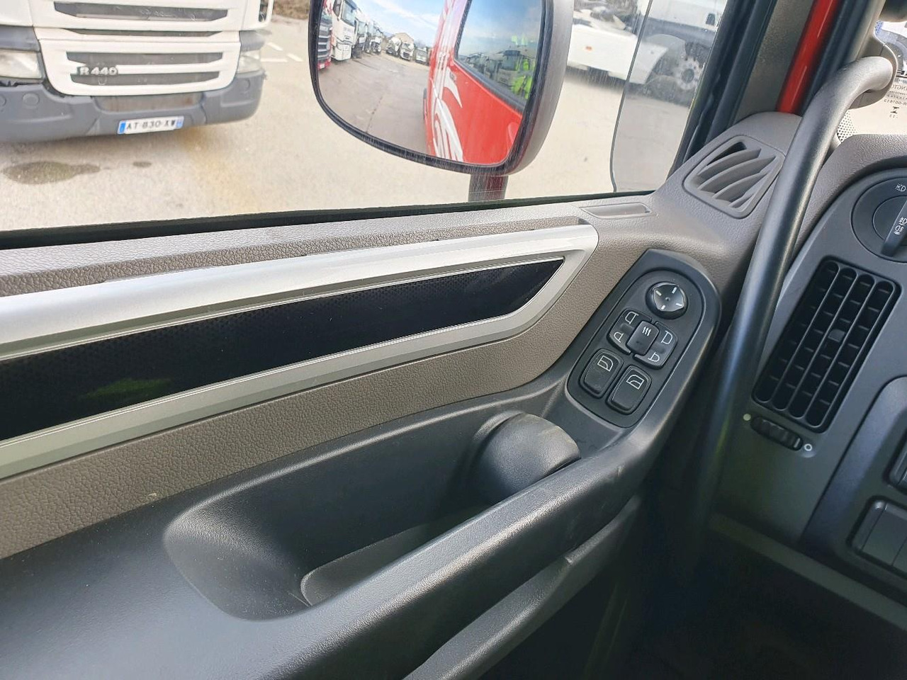 Cabeza tractora DAF XF530: foto 17